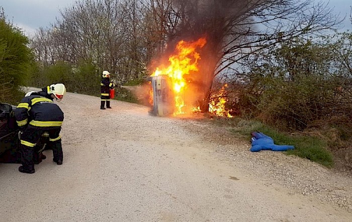 Einsatzübung: VU mit eingeklemmter Person