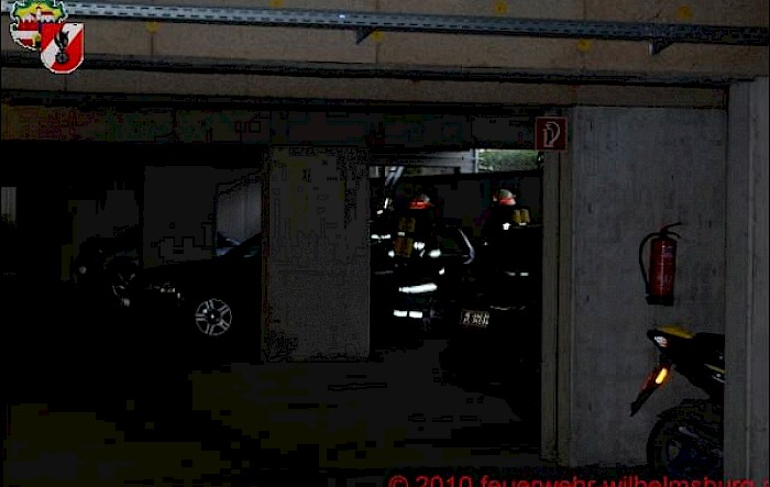 PKW-Brand in Tiefgarage mit eingeklemmten Personen