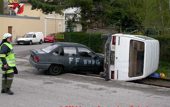 Schwerer Verkehrsunfall - Person unter Bus