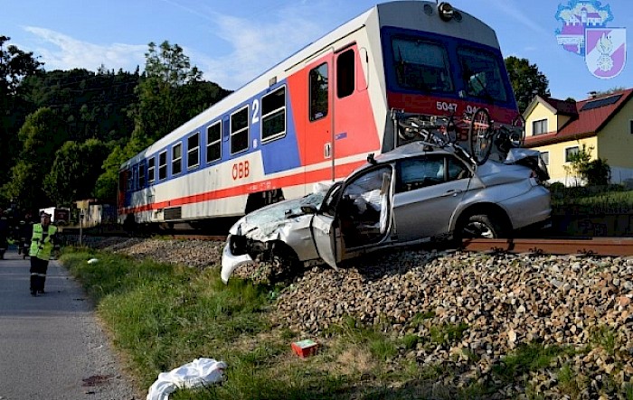 PKW gegen Zug