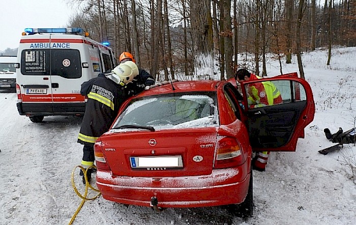 Verkehrsunfall mit eingeklemmter Person St.Georgen