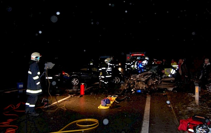 Verkehrsunfall mit eingeklemmter Person B20 (Rotheau)
