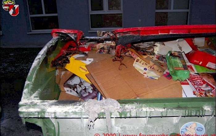 Brand eines Papiercontainers