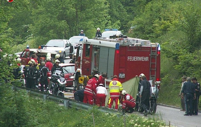 VU mit eingeklemmter Person in Eschenau