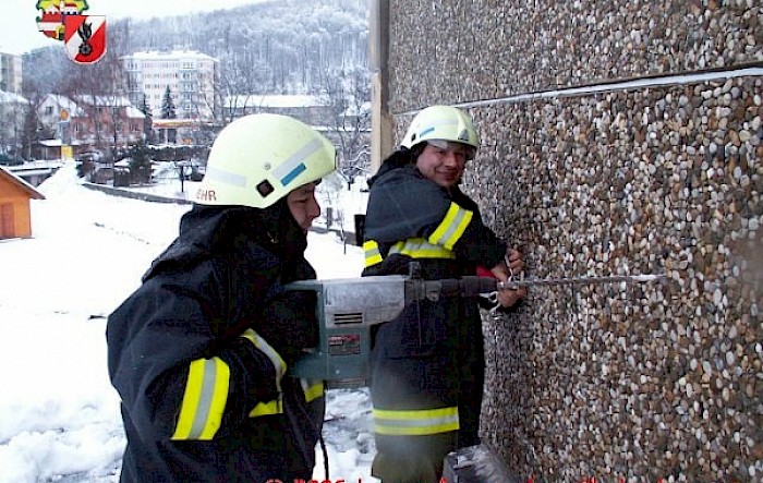 Sporthalle-Dach droht einzustürzen