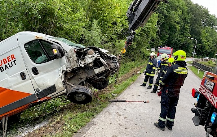 Fahrzeugbergung mit Ölaustritt