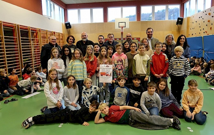 Volksschule Nord spendet 1.122 Euro an Feuerwehr Wilhelmsburg-Stadt
