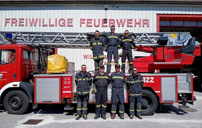 Erfolgreiche Prüfung zum Drehleitermaschinisten und Korbfahrer